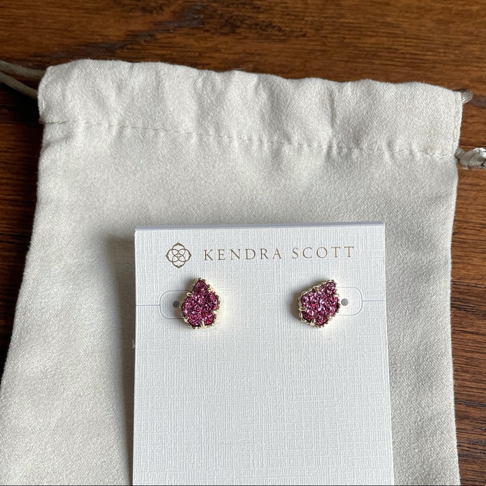 NWT Kendra Scott Tessa Studs in Fuschia Drusy